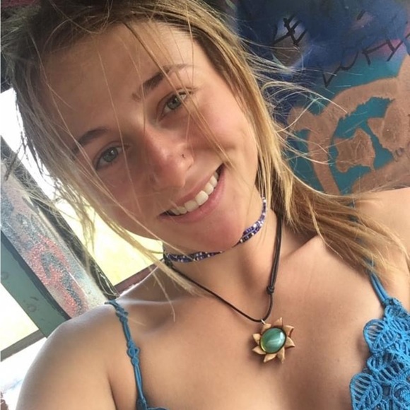 Meet your Posher, Amanda - Picture 2 of 3